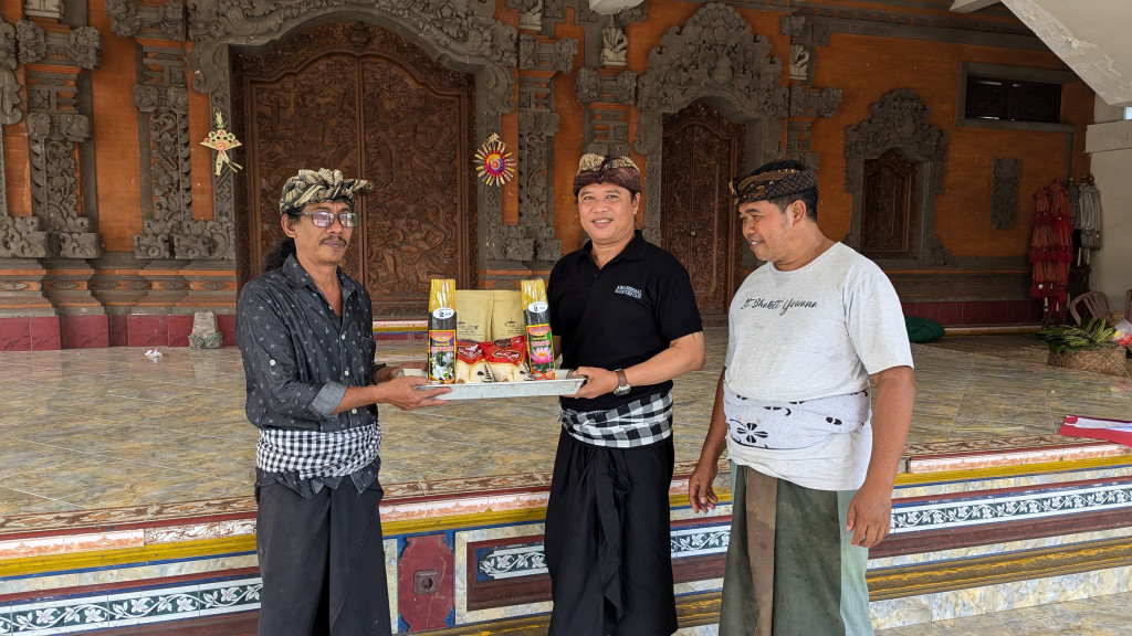 Perbekel Abiansemal Dauh Yeh Cani Serahkan Bantuan Penunjang Piodalan di Pura Melanting Banjar Banjaran